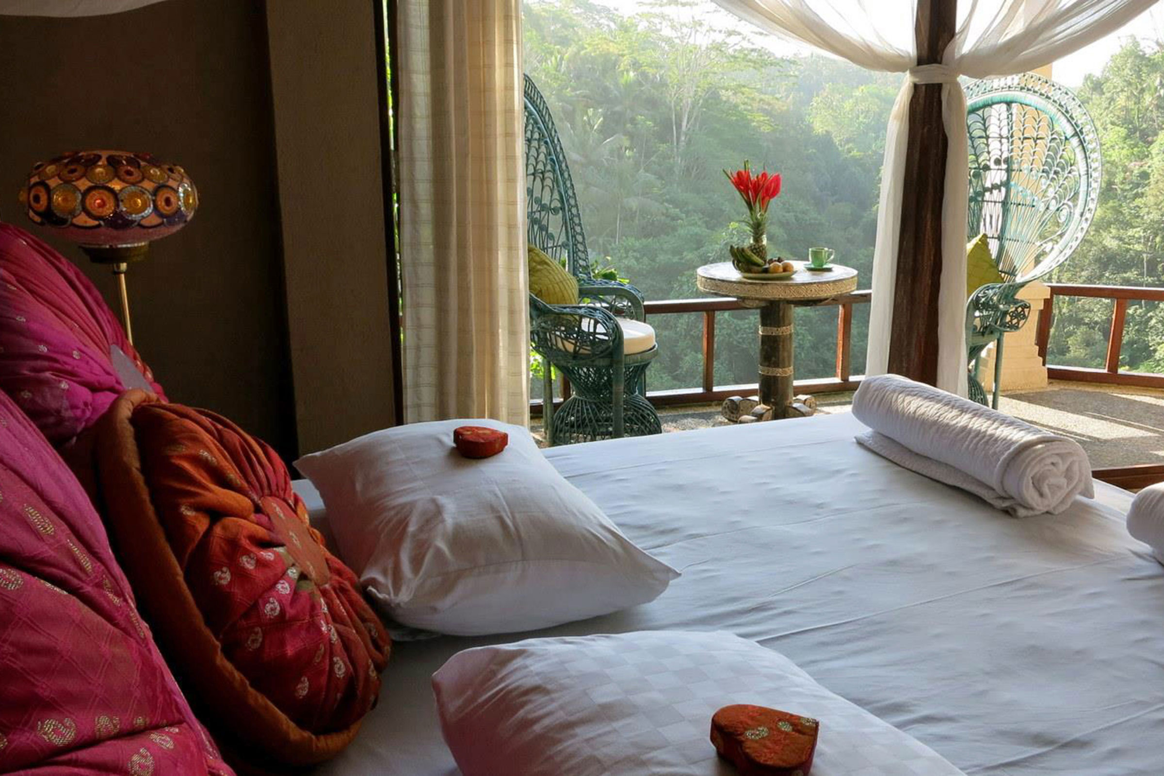 Villa Kalisat River Room Bed Balcony